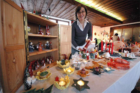 Kerstin Ehler mit weihnachtlicher Keramik